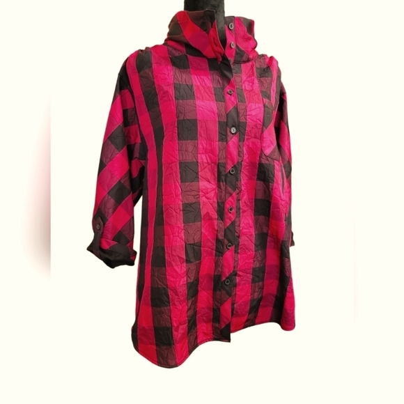 Peter Nygard M Red/Black 100% Polyester button up top - Picture 3 of 11